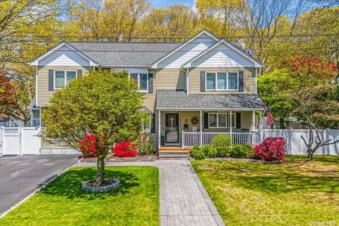 7 Runyon St, Bay Shore, NY 11706
