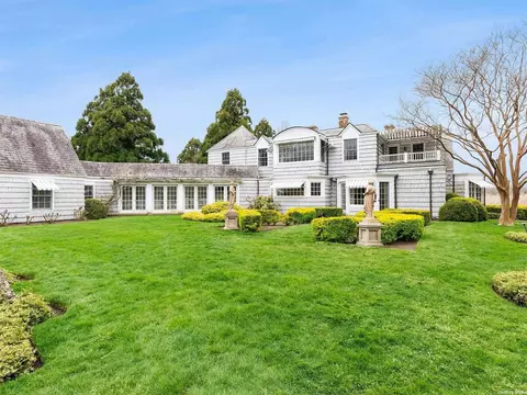 585 Captains Neck Ln, Southampton, NY 11968