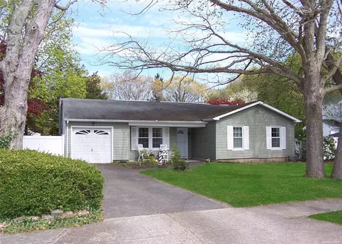 60 Mary Ave, Ronkonkoma, NY 11779
