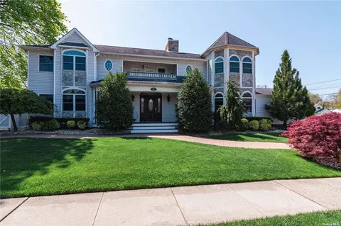 1 Gildo Pl, Bethpage, NY 11714