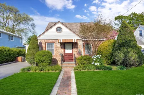 606 Foch Blvd, Williston Park, NY 11596