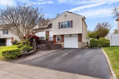 32 Garnet Ln, Plainview, NY 11803