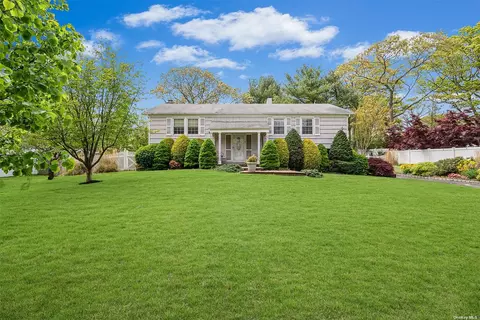 22 Wedgewood Dr, Coram, NY 11727