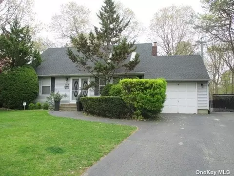 46 Beacon St, Shirley, NY 11967