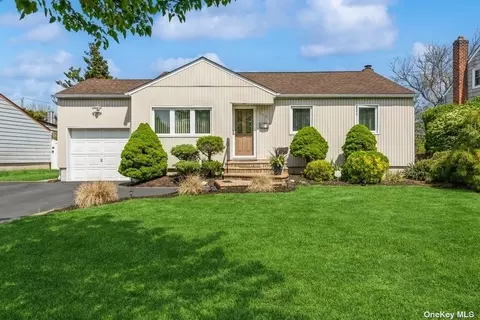 118 Knickerbocker Rd W, Plainview, NY 11803