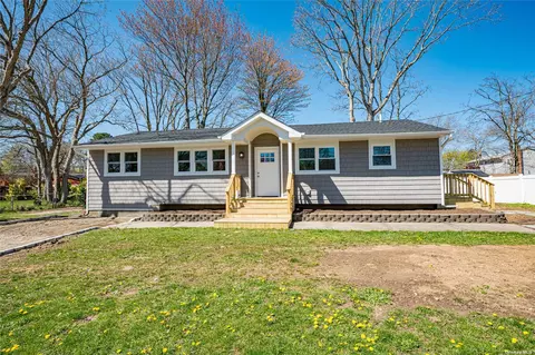 12 S Cardinal Ct, Bay Shore, NY 11706