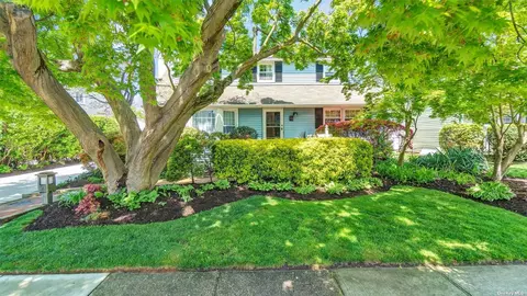 24 Howard St, Hicksville, NY 11801