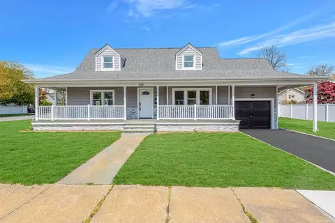 315 Euclid Ave, Massapequa Park, NY 11762