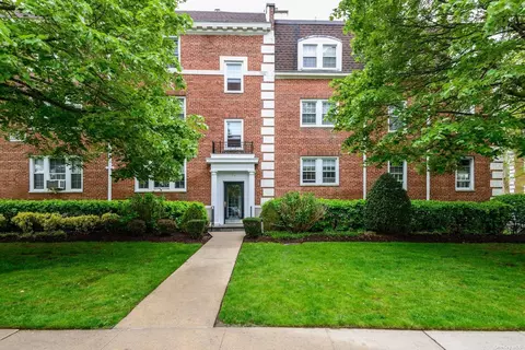 32 Hamilton Pl #H1, Garden City, NY 11530