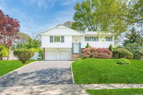 25 Boxwood Dr, Kings Park, NY 11754
