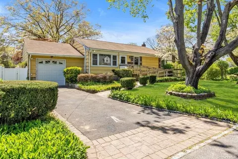 102 Kingsland Ave, West Islip, NY 11795