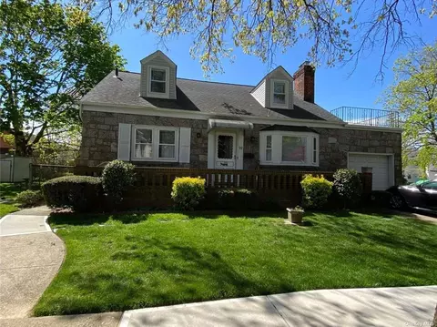 92 Lawrence St, New Hyde Park, NY 11040