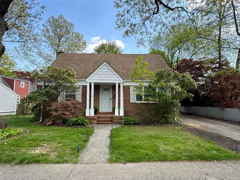 6 Radcliff Ave, Port Washington, NY 11050