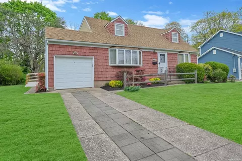 131 Prairie Dr, North Babylon, NY 11703