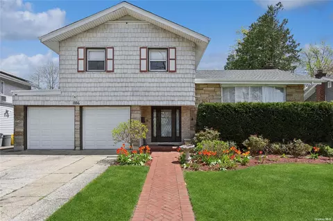 884 Park Ln, Valley Stream, NY 11581