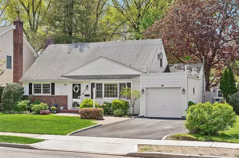 29 Radcliff Blvd, Glen Head, NY 11545