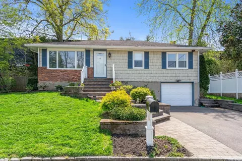 13 Clark St, Huntington, NY 11743