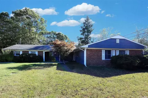 2 Bunting Ln, Stony Brook, NY 11790