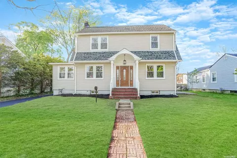 19 Independence Ave, Babylon, NY 11702