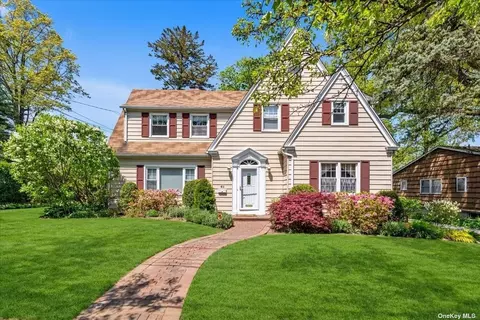 61 Oxford Blvd, Great Neck, NY 11023