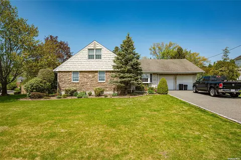 1 Pell Ln, Syosset, NY 11791