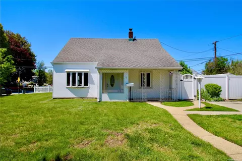 10 Castle Ln, Levittown, NY 11756