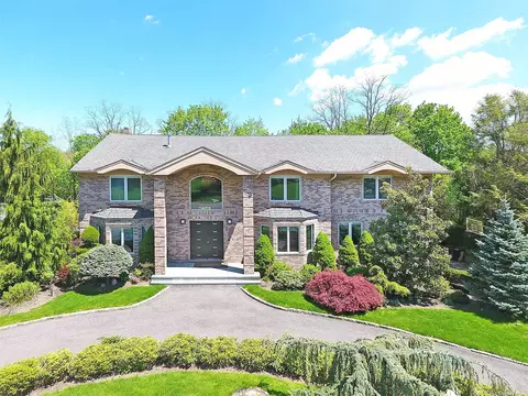 80 Stirrup Ln, Muttontown, NY 11791