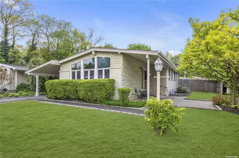 19 David Ct, Huntington Station, NY 11746