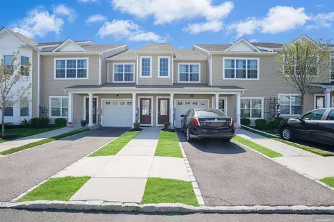 58 Halley Dr #36, Patchogue, NY 11772