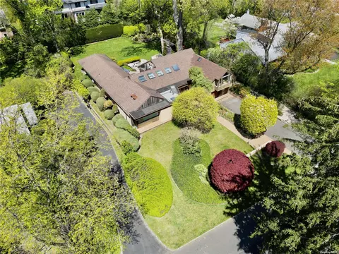 14 Mirrielees Rd, Great Neck, NY 11021