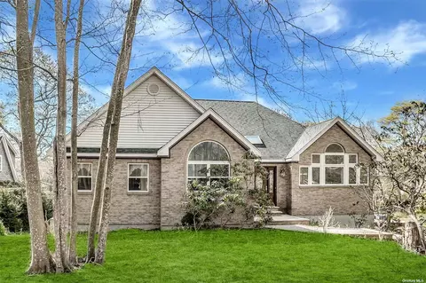 2285 Westview Dr, Mattituck, NY 11952
