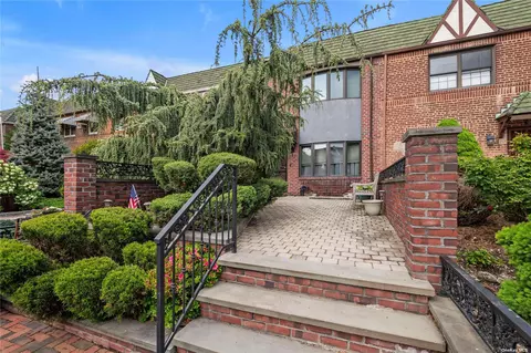 61-73 77th St, Middle Village, NY 11379