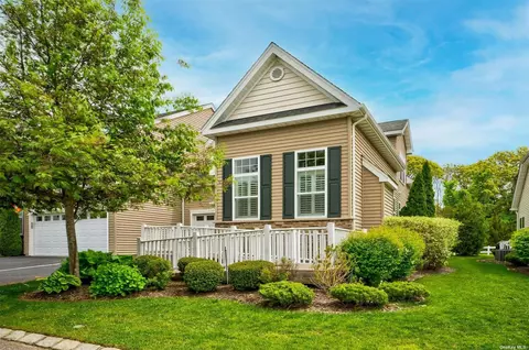 88 Pacific Dunes #88, Medford, NY 11763