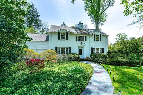 17 Mirrielees Rd, Great Neck, NY 11021