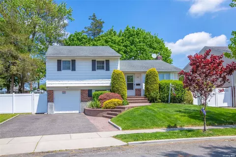 39 Colony Ln, Syosset, NY 11791