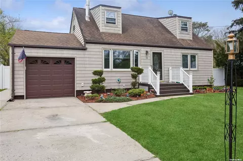 10 Laura Dr, Centereach, NY 11720