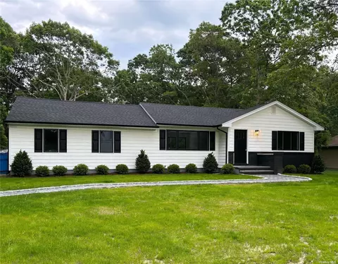 15 Landing Ln, East Quogue, NY 11942