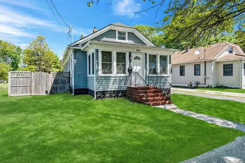 299 Oak St, Patchogue, NY 11772