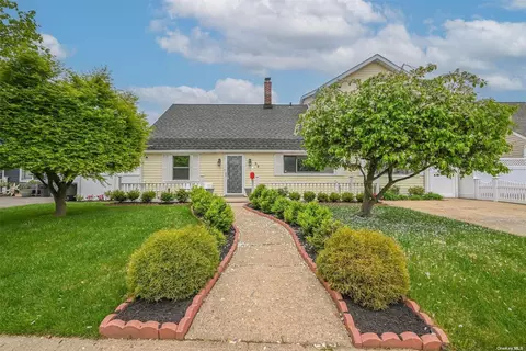 33 Cove Ln, Levittown, NY 11756