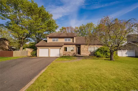 32 Oak Meadow Rd, Commack, NY 11725