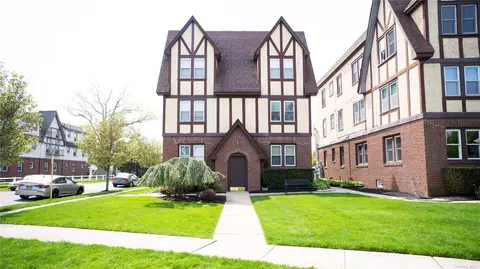42 The Cres #13, Babylon, NY 11702