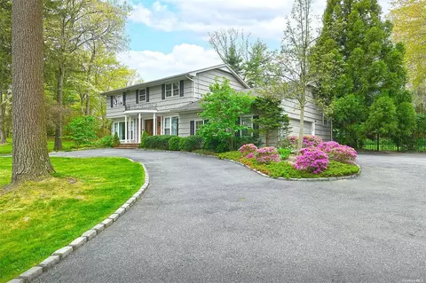 8 Blue Spruce Ln, Dix Hills, NY 11746
