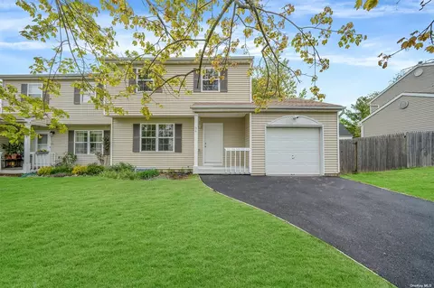 36 Elm St, Central Islip, NY 11722