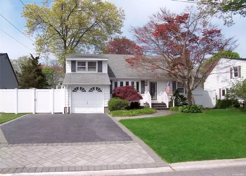 35 Harriet Rd, North Babylon, NY 11703