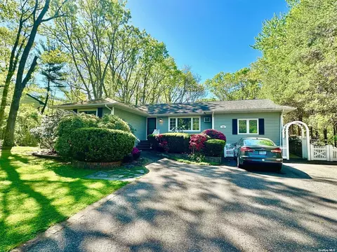 154 Parkwood St, Ronkonkoma, NY 11779