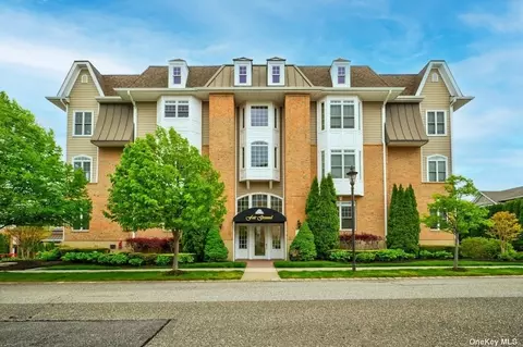 319 Trotting Ln #1, Westbury, NY 11590