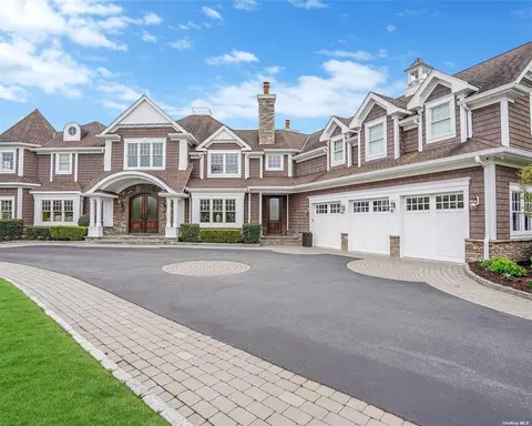 6 Biltmore Ave, Oakdale, NY 11769