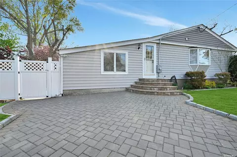 18 Jefferson Ave, Centereach, NY 11720