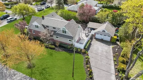 451 N Windsor Ave, Brightwaters, NY 11718