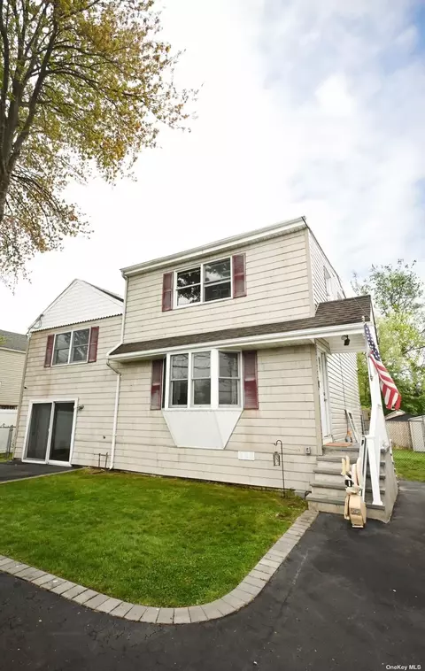 186 Bay Shore Rd, North Babylon, NY 11703
